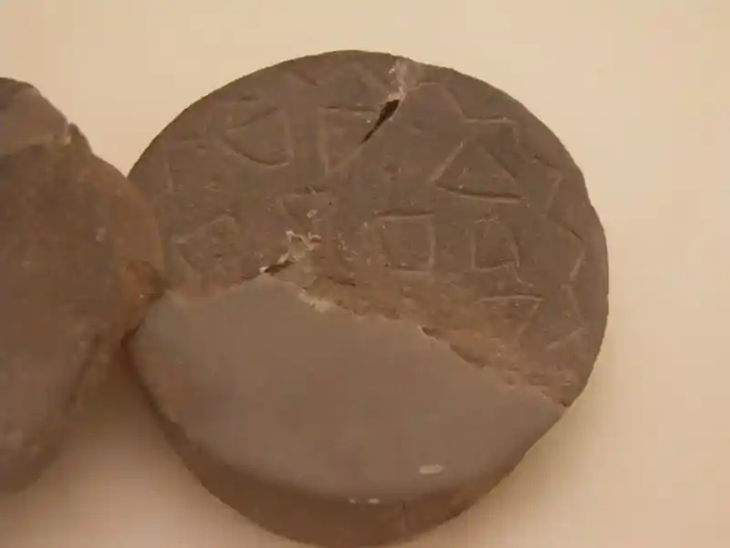 Solar disc with shapes on its center